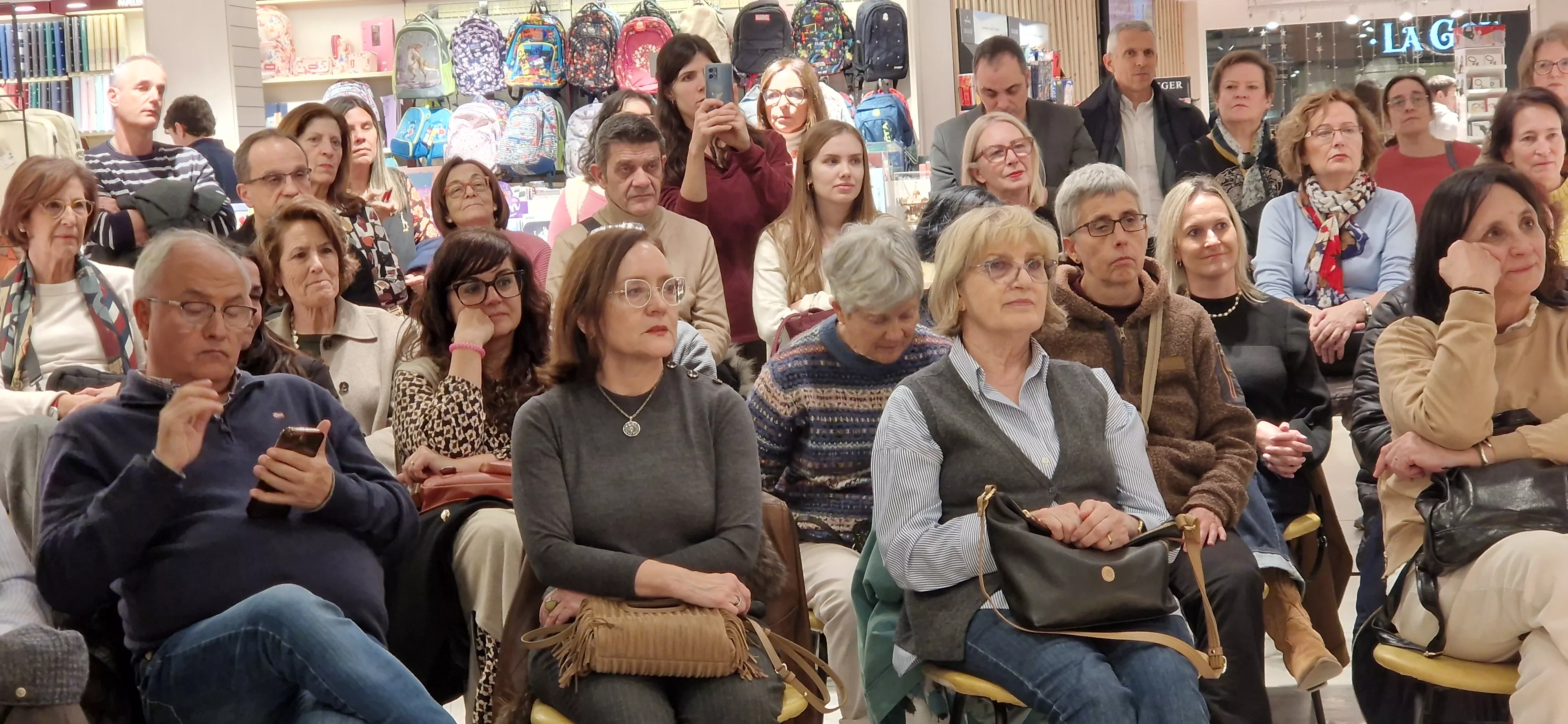 Presentación de la primera novela de Marga Díaz en Santos Ochoa. Foto Myriam Martínez