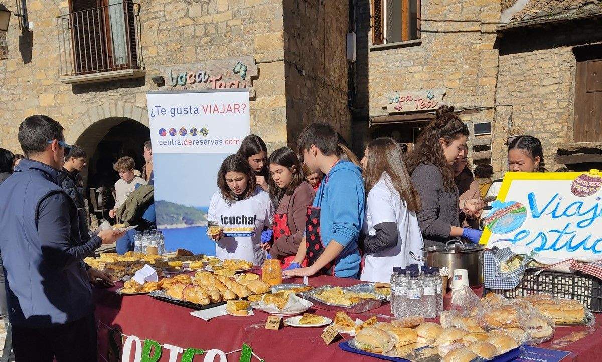 Alumnado del instituto recaudando fondos para su viaje de fin de curso