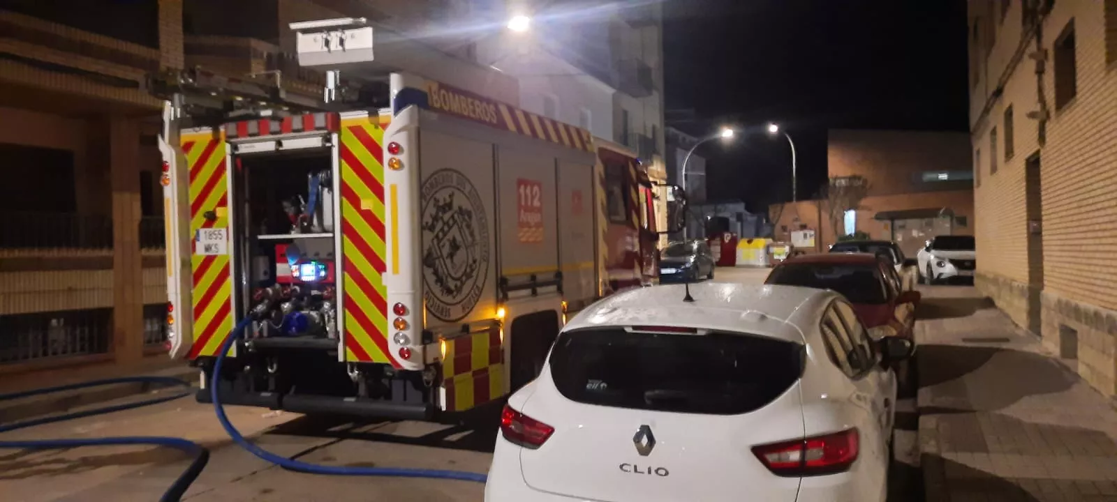Los bomberos en el incendio de la vivienda de Ayerbe.