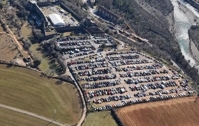 Foto aérea del aparcamiento del castillo con aforo completo. Foto Escuela Girolibre
