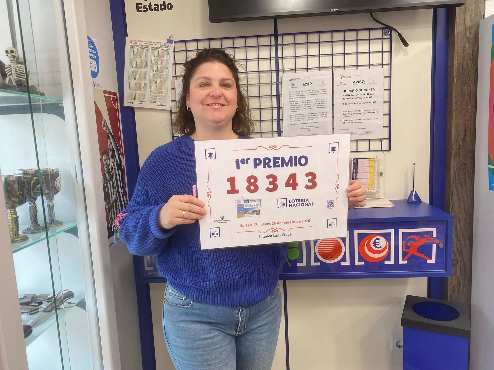 María Esther Lax Rodríguez muestra el número premiado.