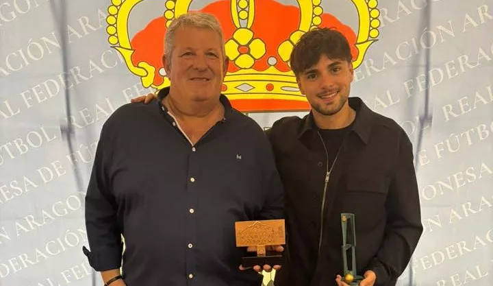 José Luis Arcas y Vicente Torres, del CD Binéfar. La Gala RFAF reconoce los méritos del fútbol aragonés.