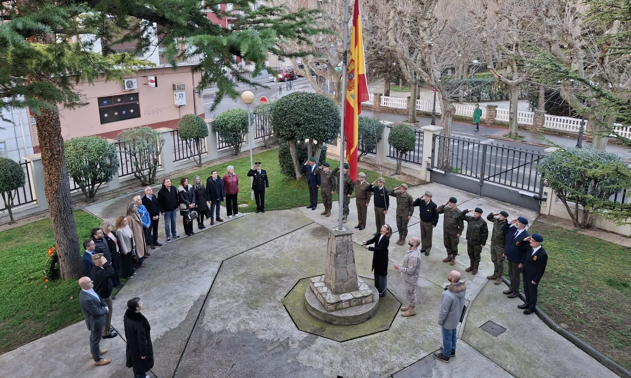 Representación de la Delegación del Gobierno de Aragón en Huesca en el izado de bandera en la Subdelegación de Defensa.