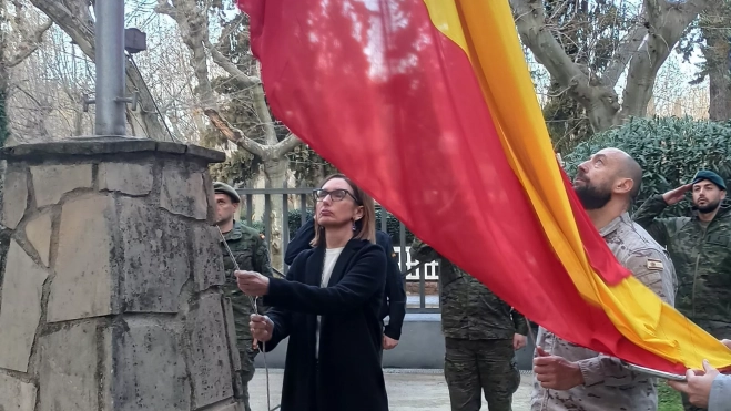 María Ángeles Subías ha realizado el izado de bandera.