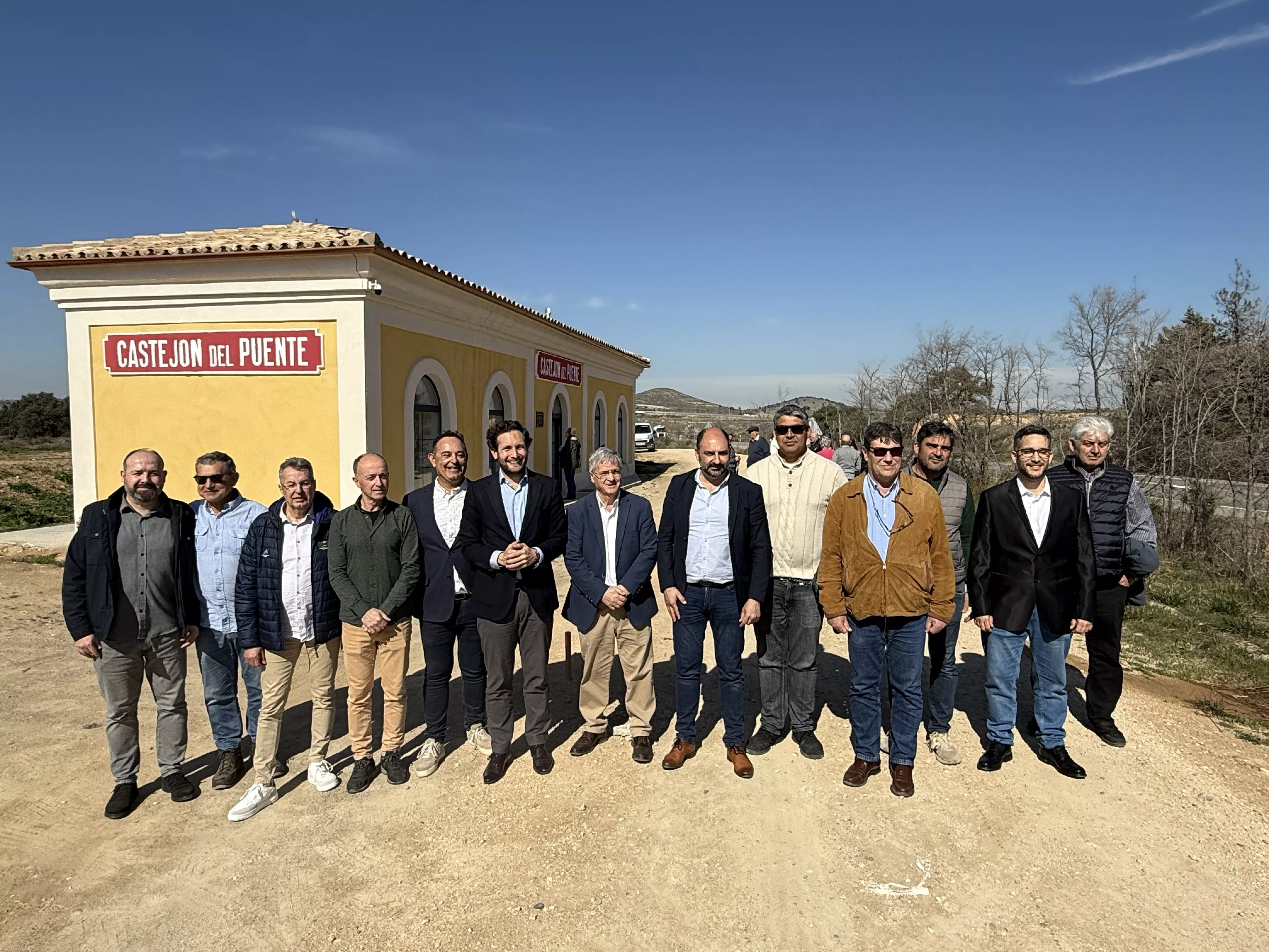 Claver, Comps y Torres, concejales, Plataforma Barbastro en Bici, arquitecto y empresa constructora en la rehabilitada estación de Castejón del Puente.
