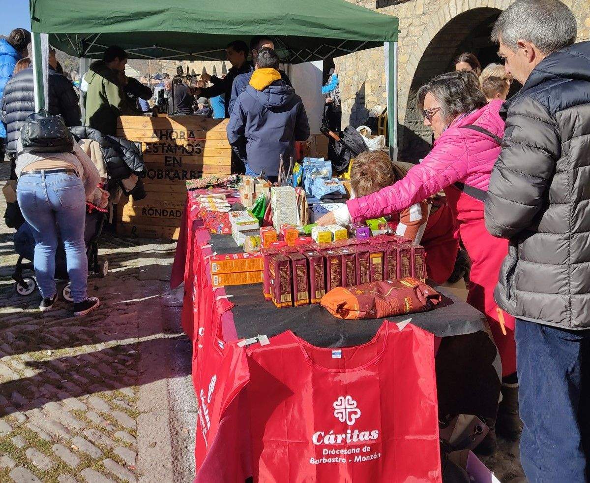 Puesto de Cáritas vendiendo productos de comercio justo