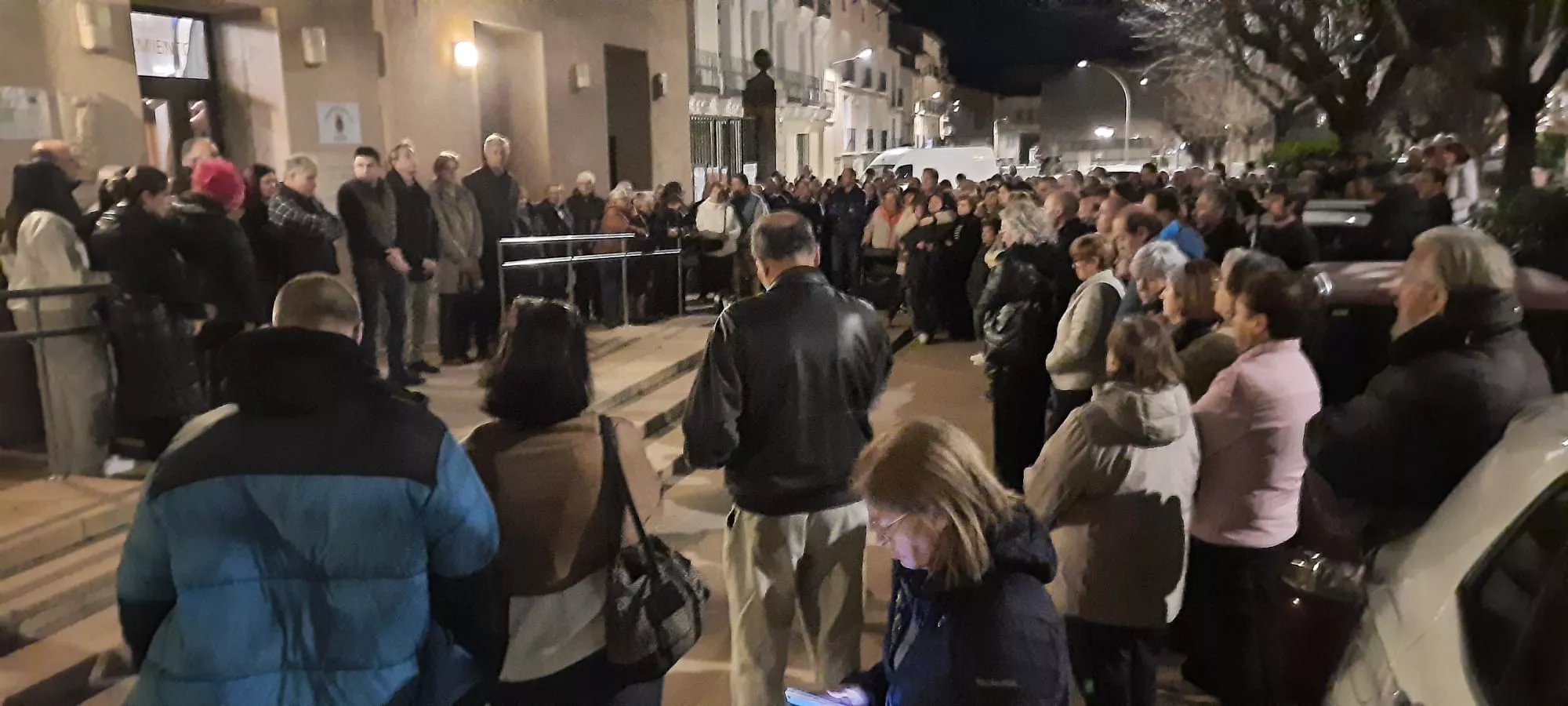 Ayerbe despide a su exalcalde Agustín Aylagas en una multitudinaria concentración.