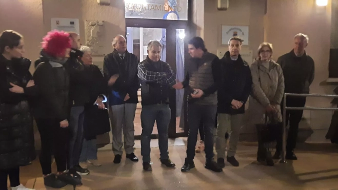 Imagen de la concentración a las puertas del Ayuntamiento.