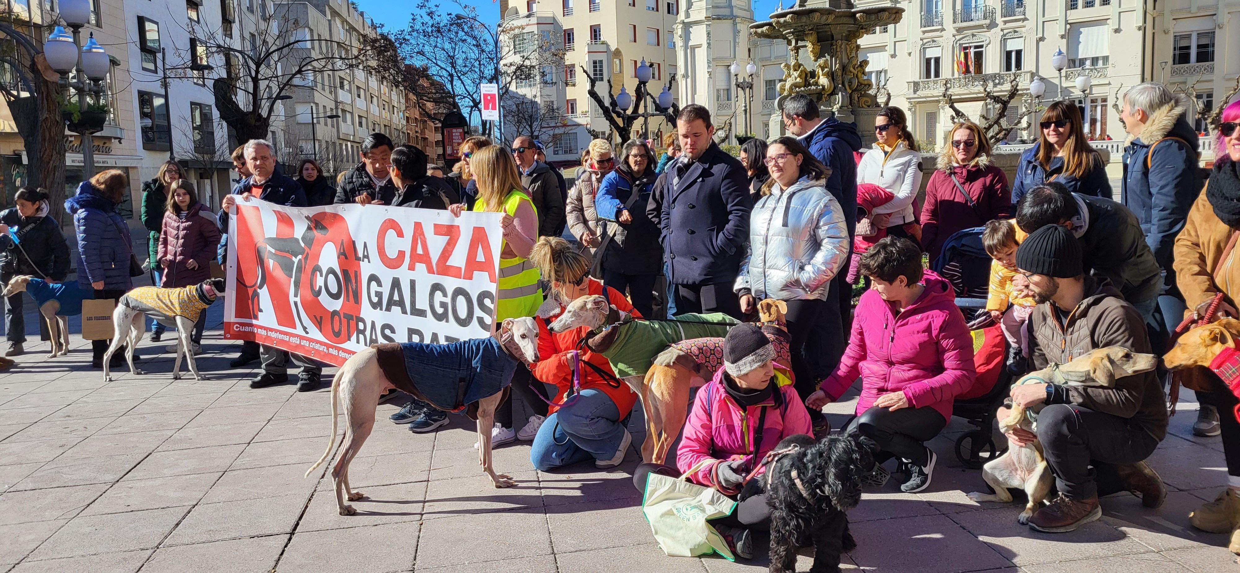 Concentración en Huesca de la Plataforma No a la Caza.