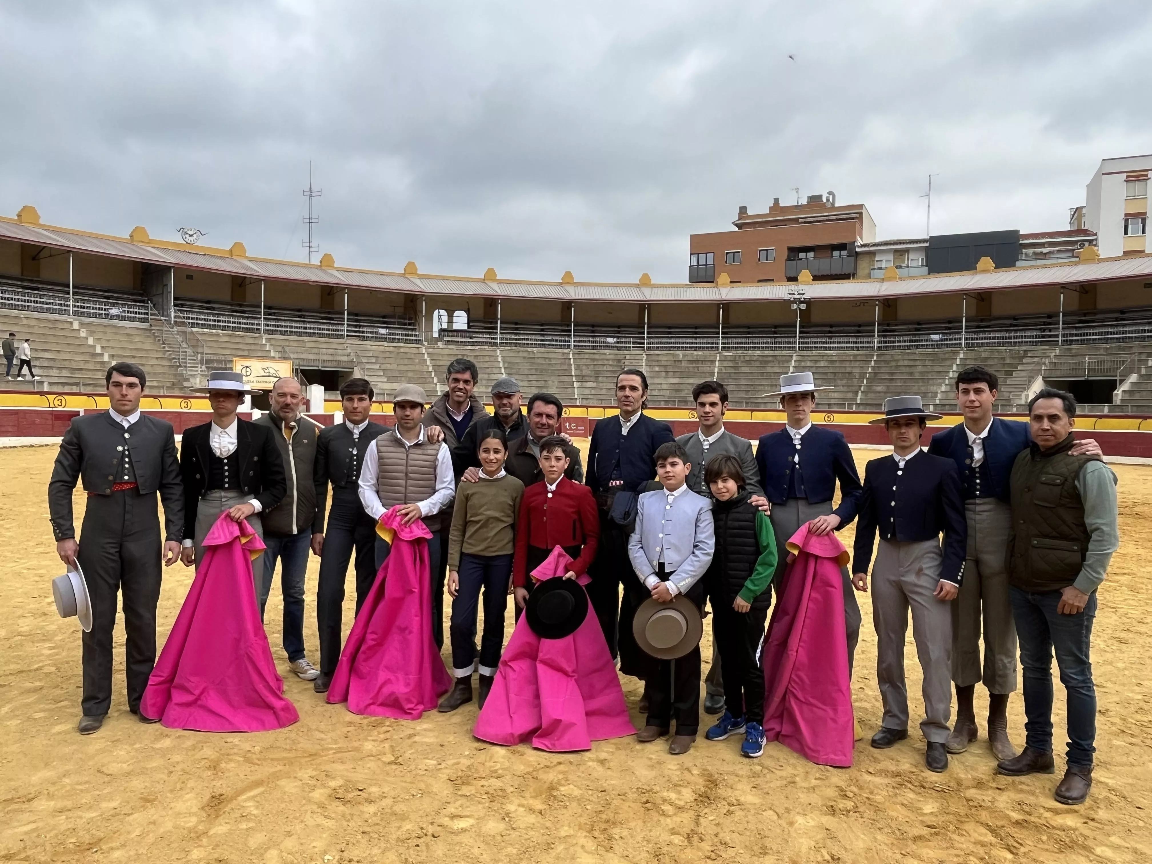 Alumnos de la ET Oscense junto a Uceda Leal y Javier Portal. Foto: Adri Mora