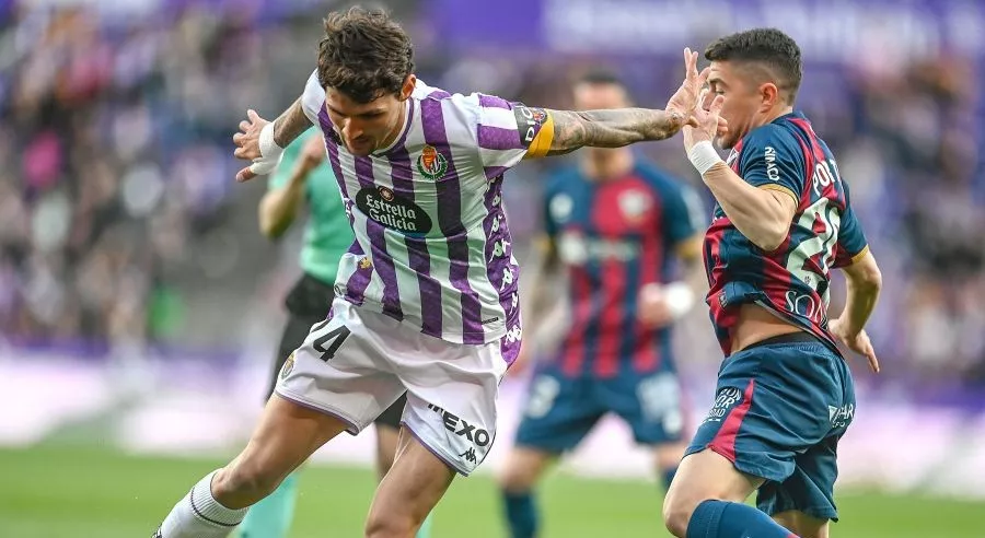Portillo intenta robar un balón en el encuentro ante el Valladolid. Foto: LaLiga