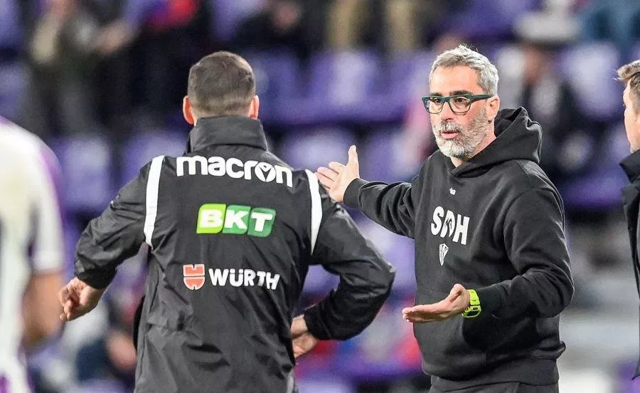 Bolo conversa con el cuarto árbitro en el partido ante el Valladolid.
