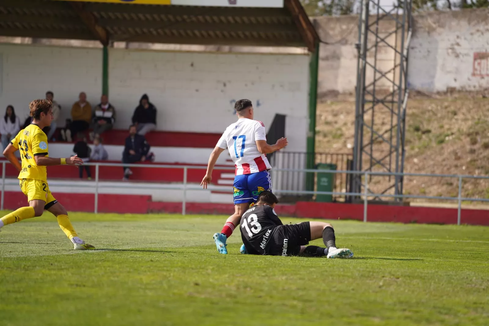 Acción de la jugada más polémica del partido en la que Kun cae derribado en el área sin que el árbitro señale penalti. Foto: Dani Vidal @fotomaniafut