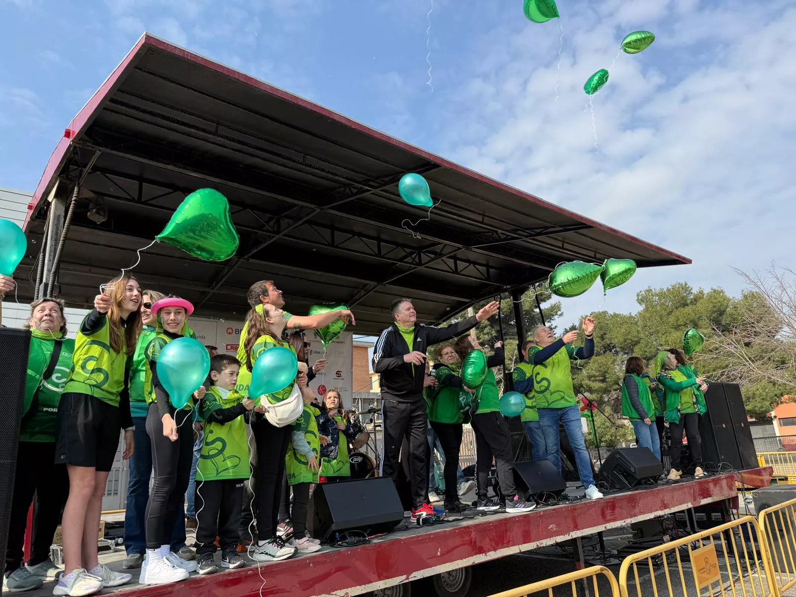Suelta de globos a la llegada de la carrera.