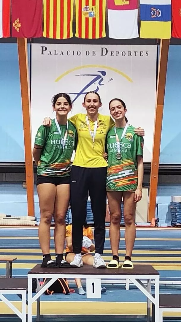 Podio 60 vallas femenino. Con Raquel Sádaba y Paula Peralta