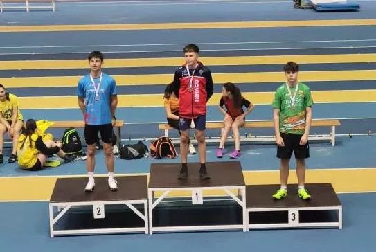 Podio de pértiga con Miguel Martín y Hugo Salvatierra, oro y bronce