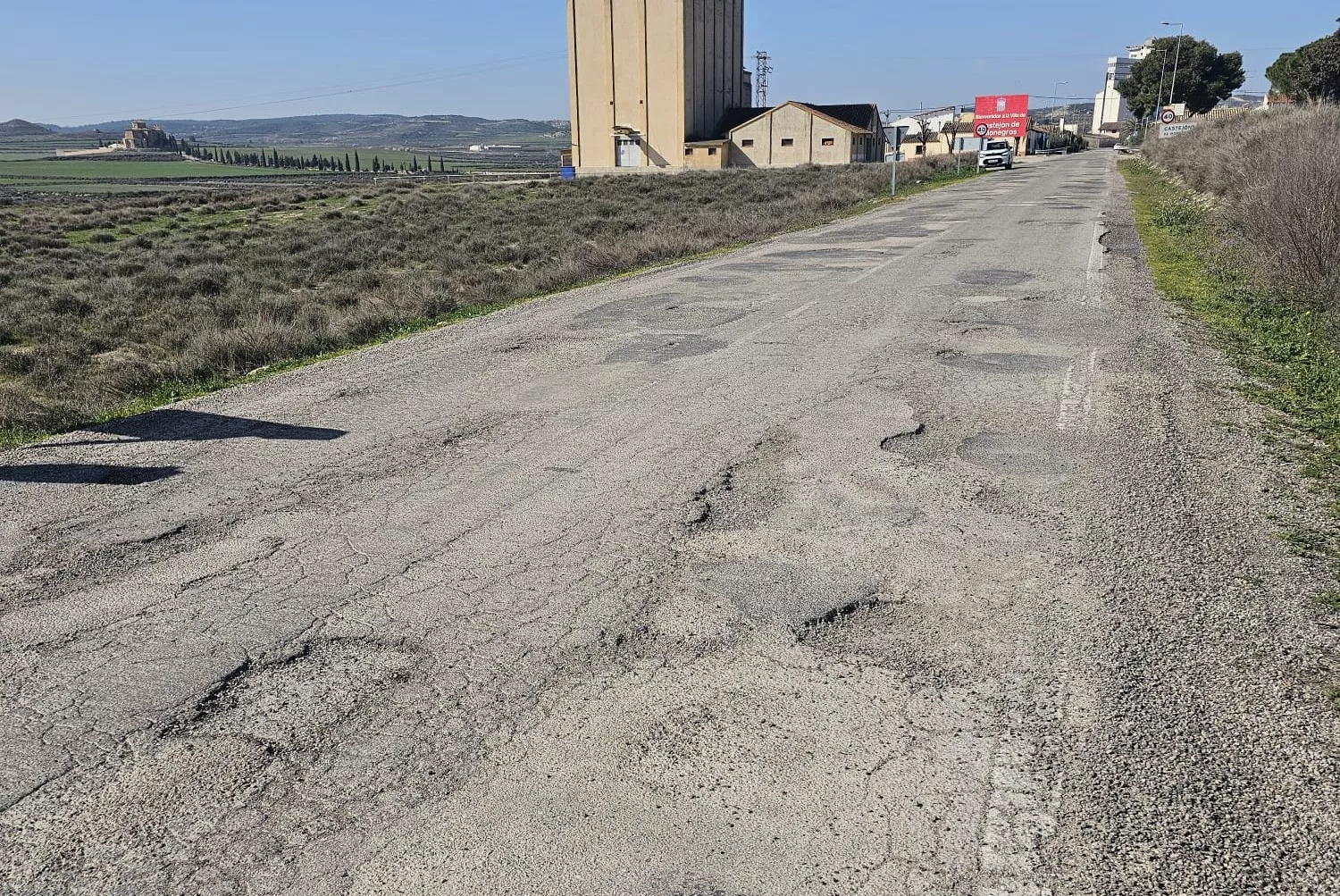 Acceso a Castejón de Monegros por la A-230.