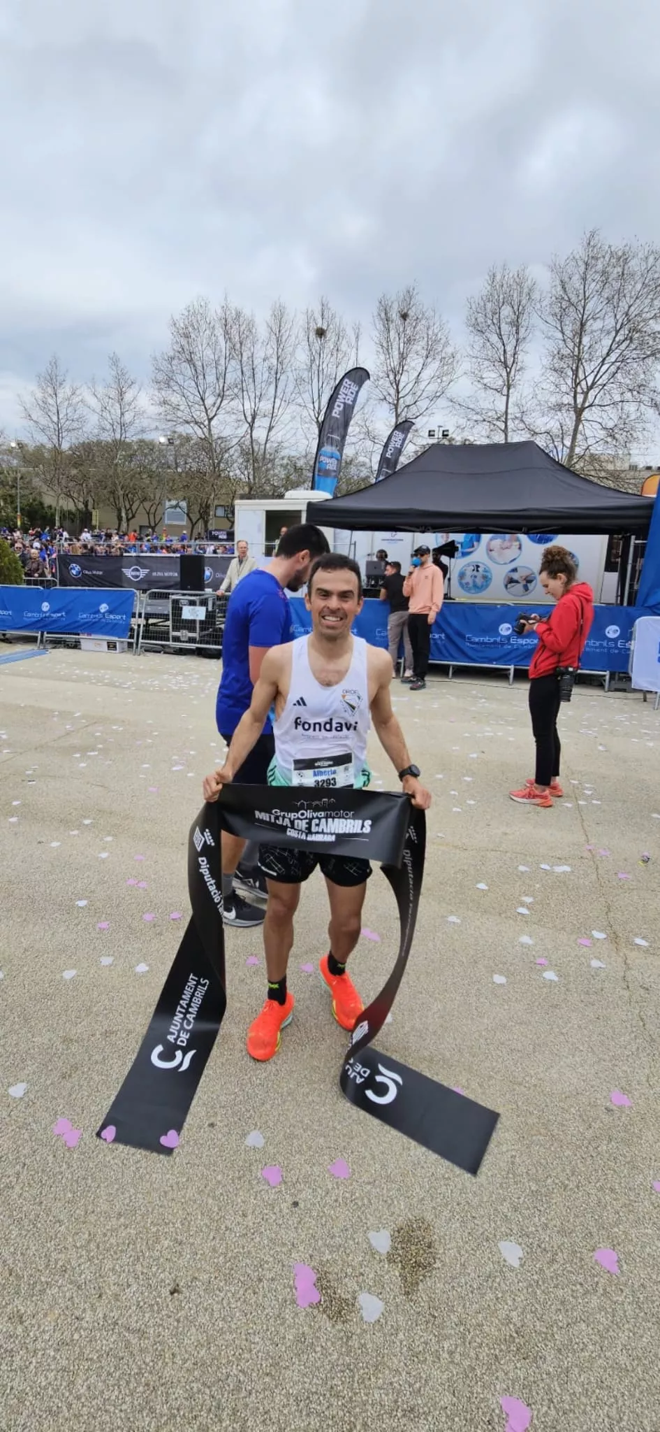 Puyuelo, con la cinta que se ha llevado tras cruzar la meta primero.