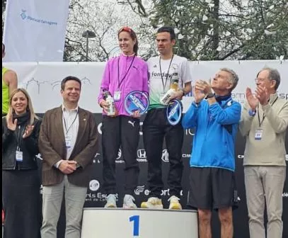 Puyuelo con la ganadora femenina, la olímpica francesa Melody Julien en lo más alto del podio.