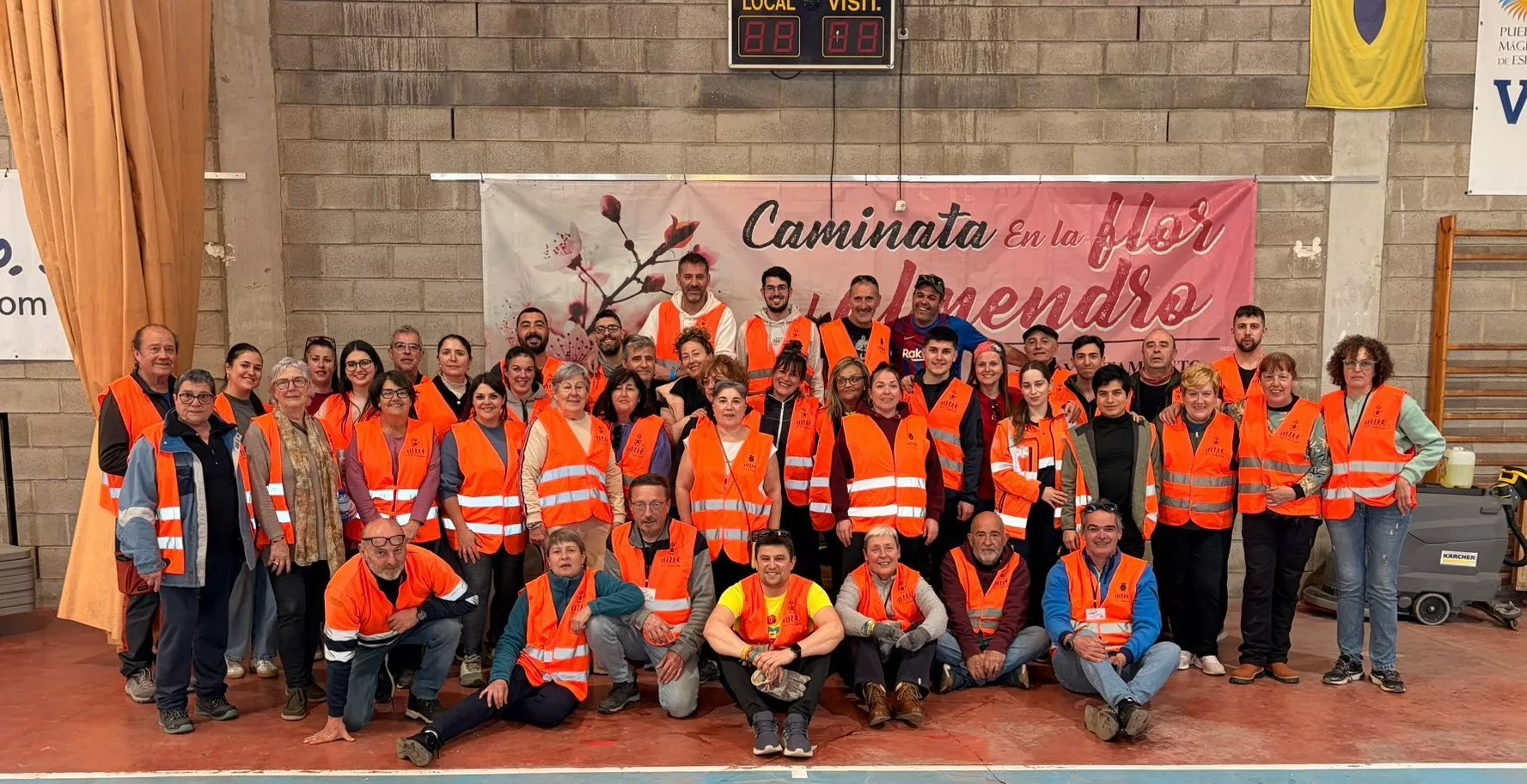 Parte del voluntariado de la IX Caminata en la Flor del Almendro de Ayerbe.