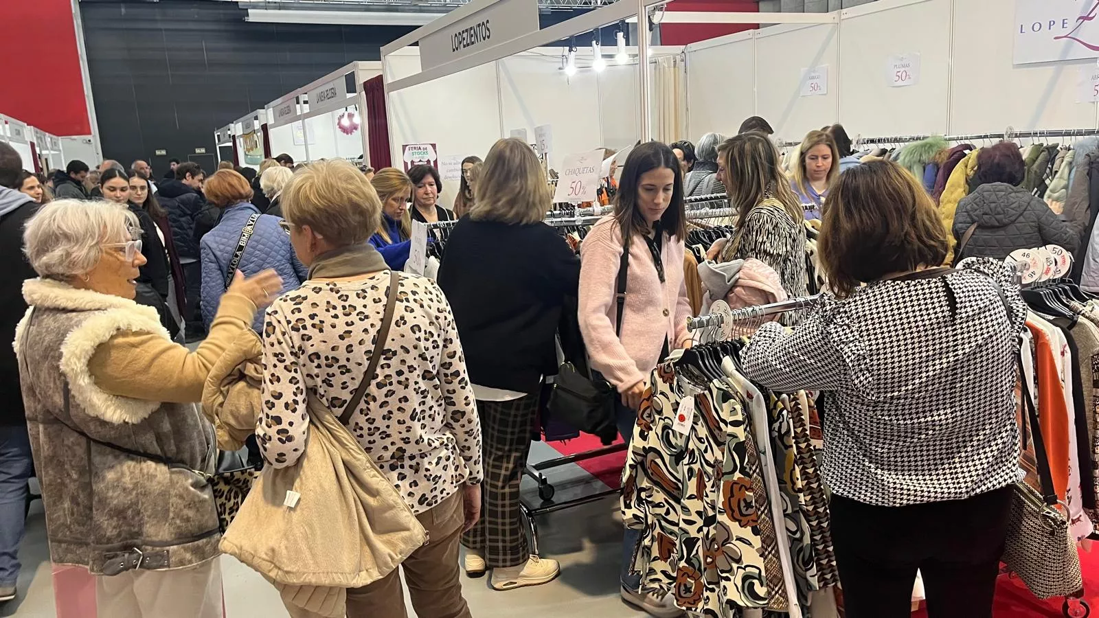 La Feria de Stock de Huesca atrae a 11.000 visitantes entre compras y actividades de ocio.