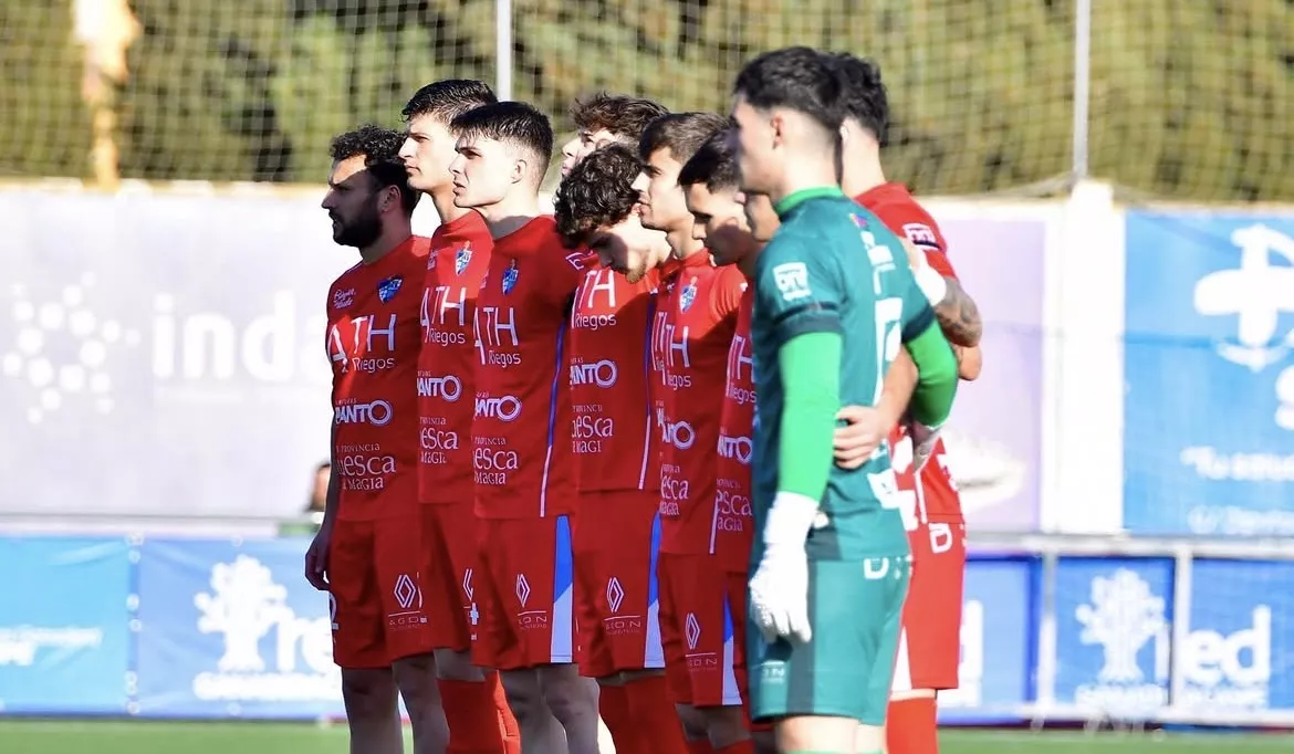 Jugadores del Binéfar guardan un minuto de silencio en memoria de Germán Barreda, padre del capitán celeste Chicho. Foto: Erika Martínez