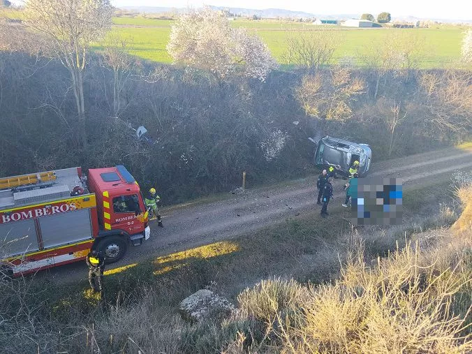 El vehículo se ha precipitado por el puente de Huerrios.