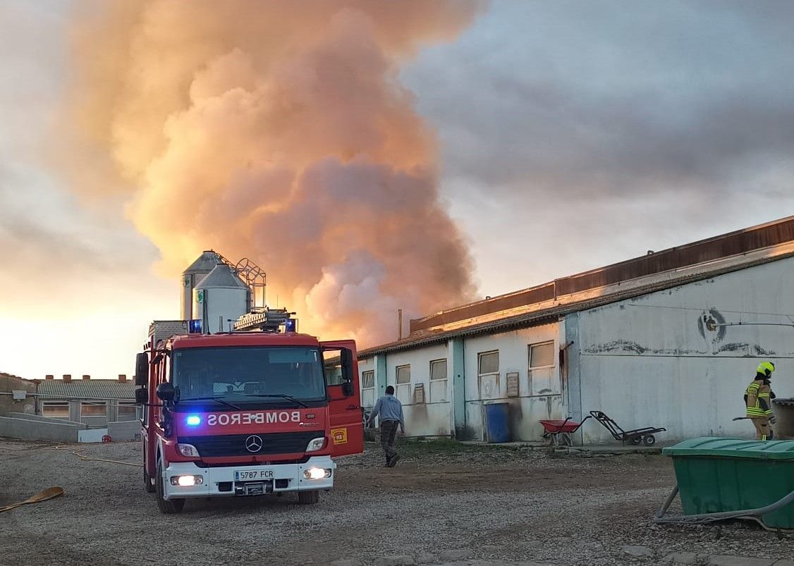 Granja afectada por un incendio este domingo.