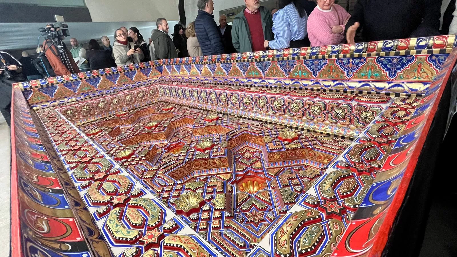 Exposición en la DPH del cuarto alfarje de la Sala Capitular del Monasterio de Sijena. Forto Mercedes Manterola