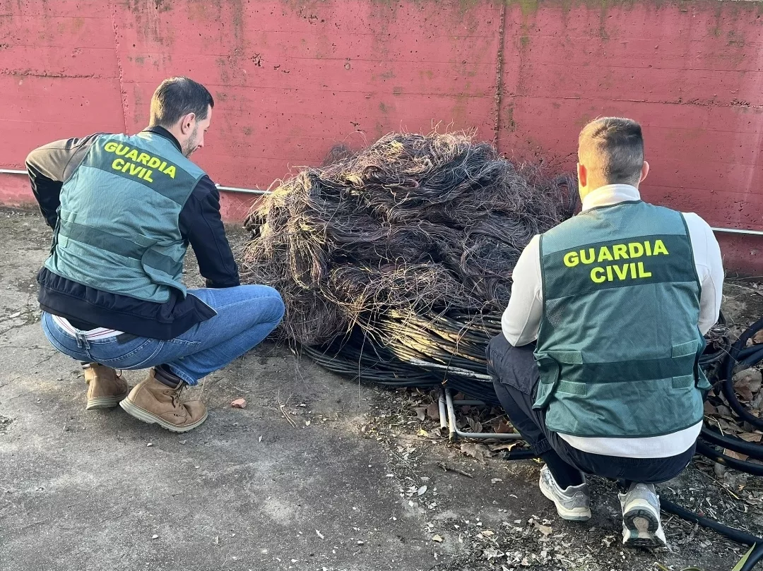 Agentes de la Guardia Civil con cable intervenido a tres detenidos por robarlo en una comarca de La Hoya de Huesca