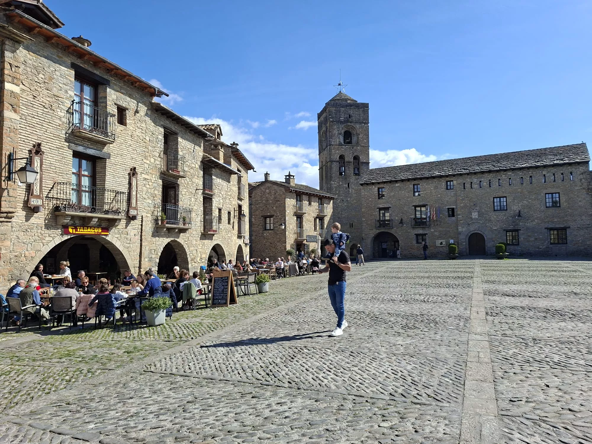 Plaza Mayor de Aínsa.