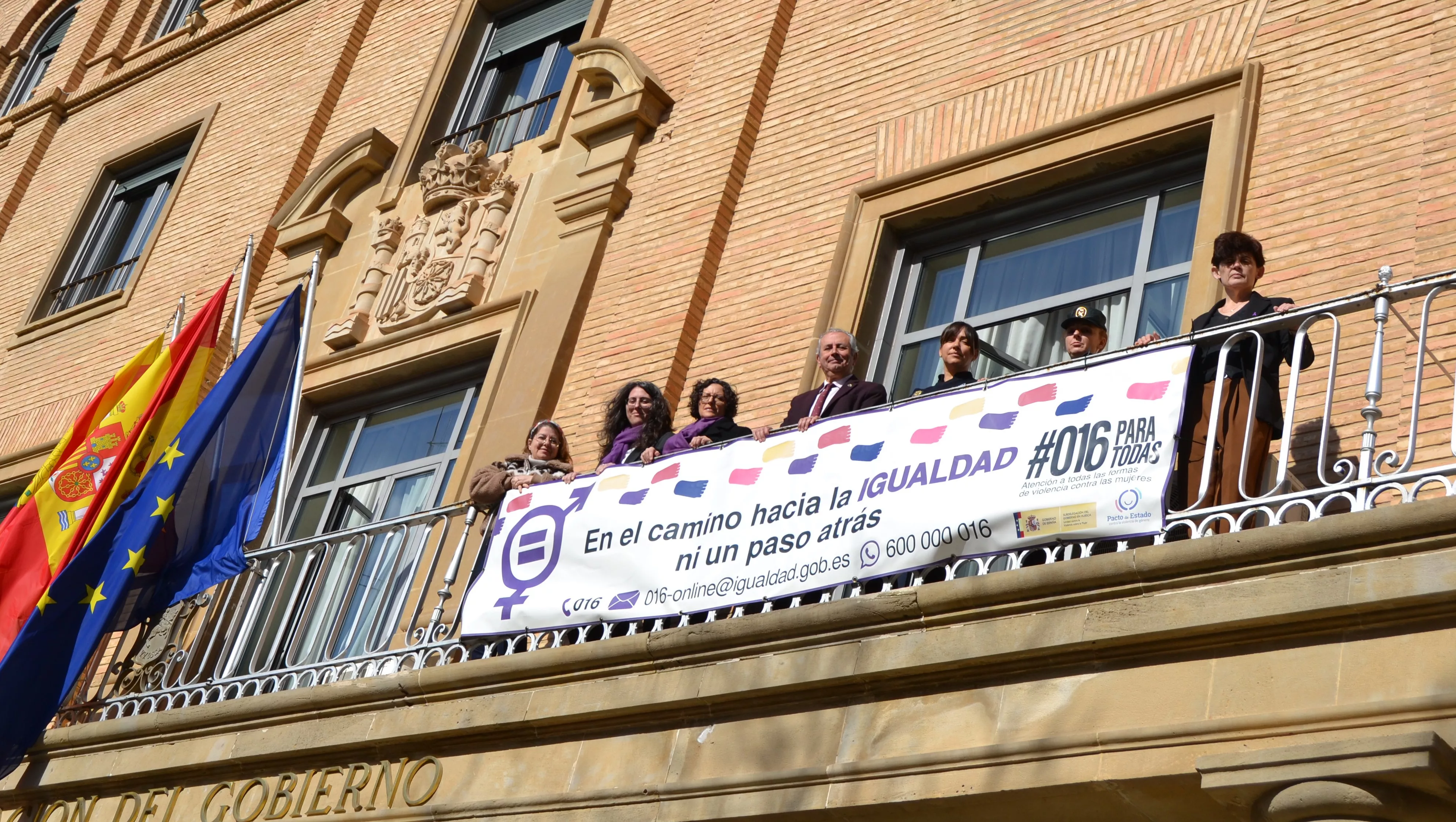 Pancarta en la Subdelegación del Gobierno en Huesca con motivo del 8M.