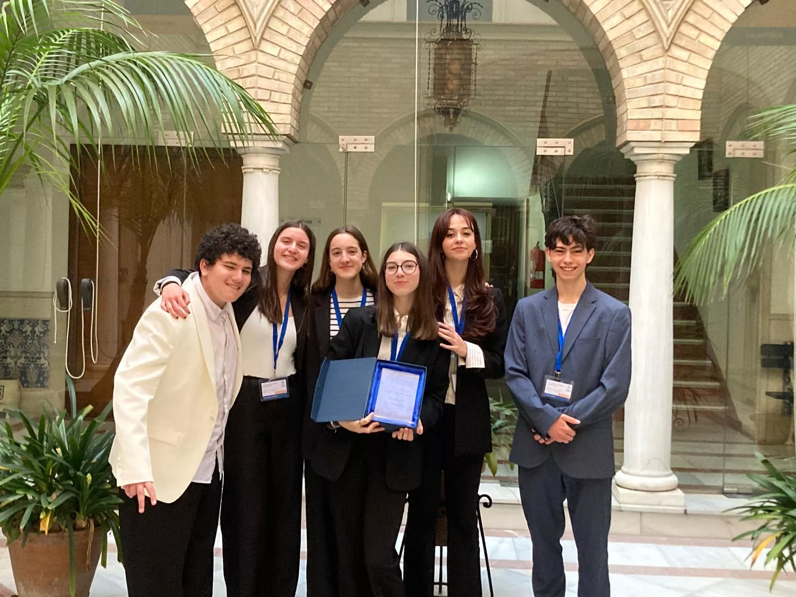 Equipo del IES Lucas Mallada, tras ganar el Torneo Interescolar de Debate de Córdoba.