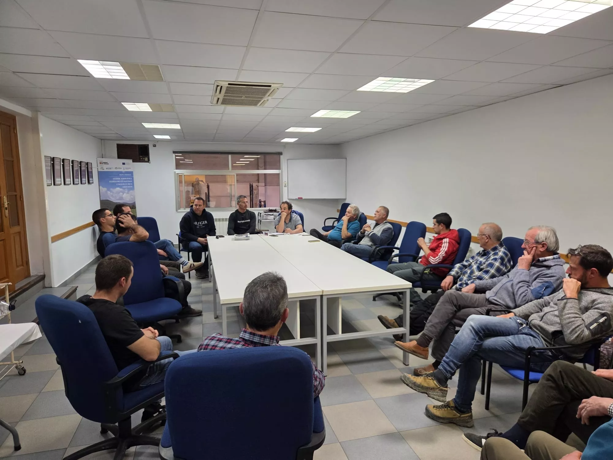 Reunión en Aínsa de UAGA COAG, ganaderos y otros actores del Sobrarbe. Uaga-Coag exige al Gobierno aragonés rapidez en las indemnizaciones por el sacrificio obligatorio de reses por DNC