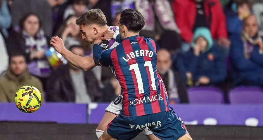 Liberto Beltrán pelea un balón en el partido ante el Valladolid. Foto: LaLiga