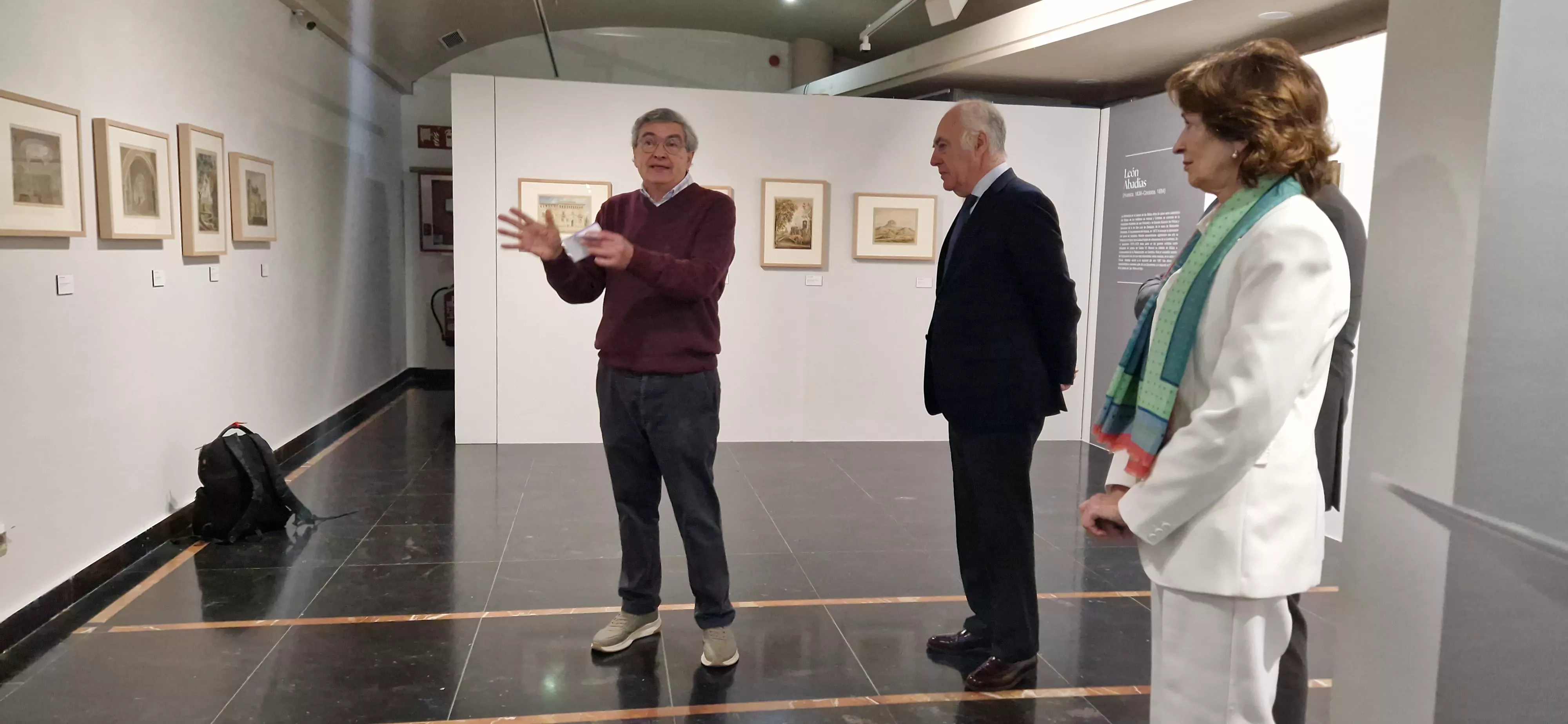 Fernando Alvira explica los pormenores de la exposición. Foto Myriam Martínez