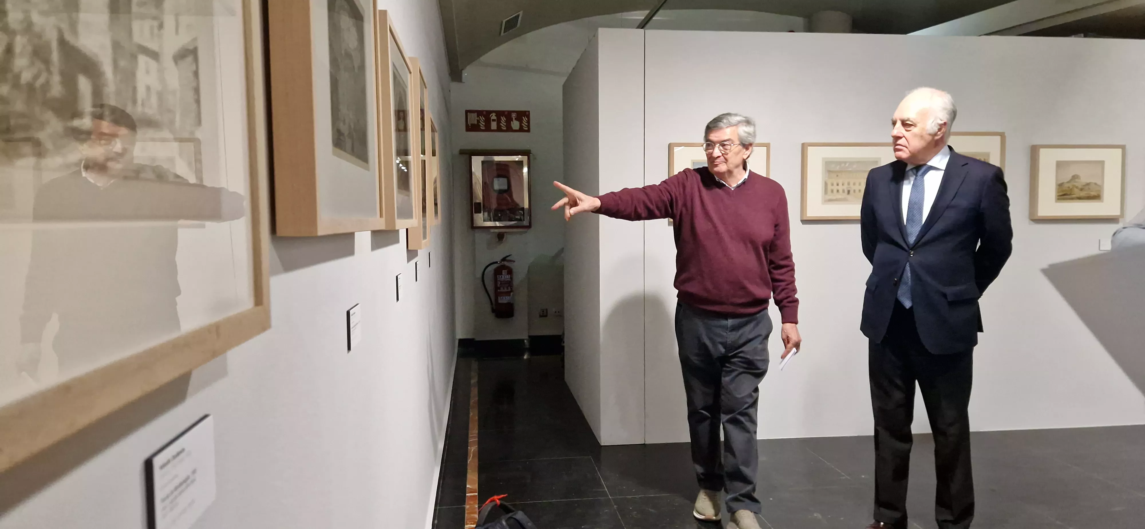 Fernando Alvira explica los pormenores de la exposición. Foto Myriam Martínez