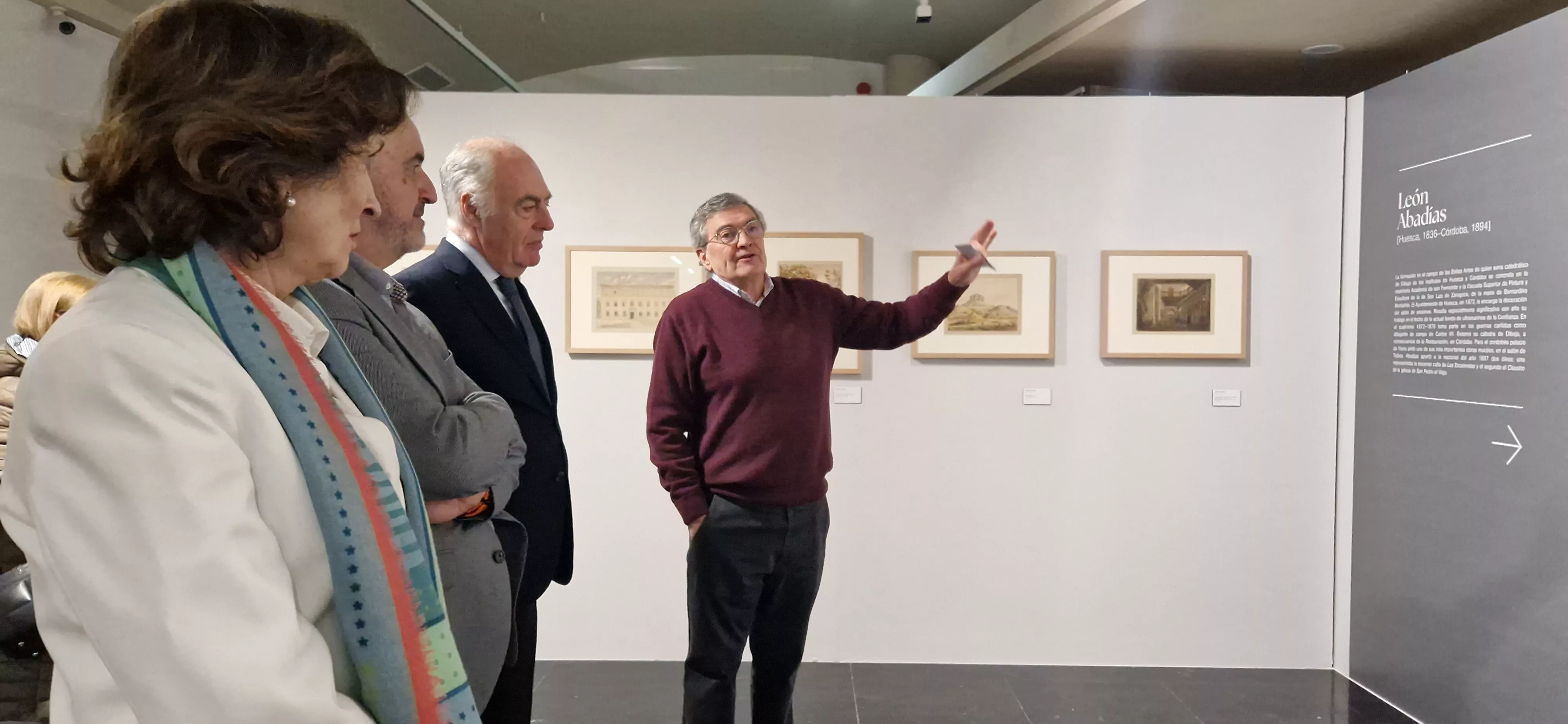 Fernando Alvira explica los pormenores de la exposición. Foto Myriam Martínez