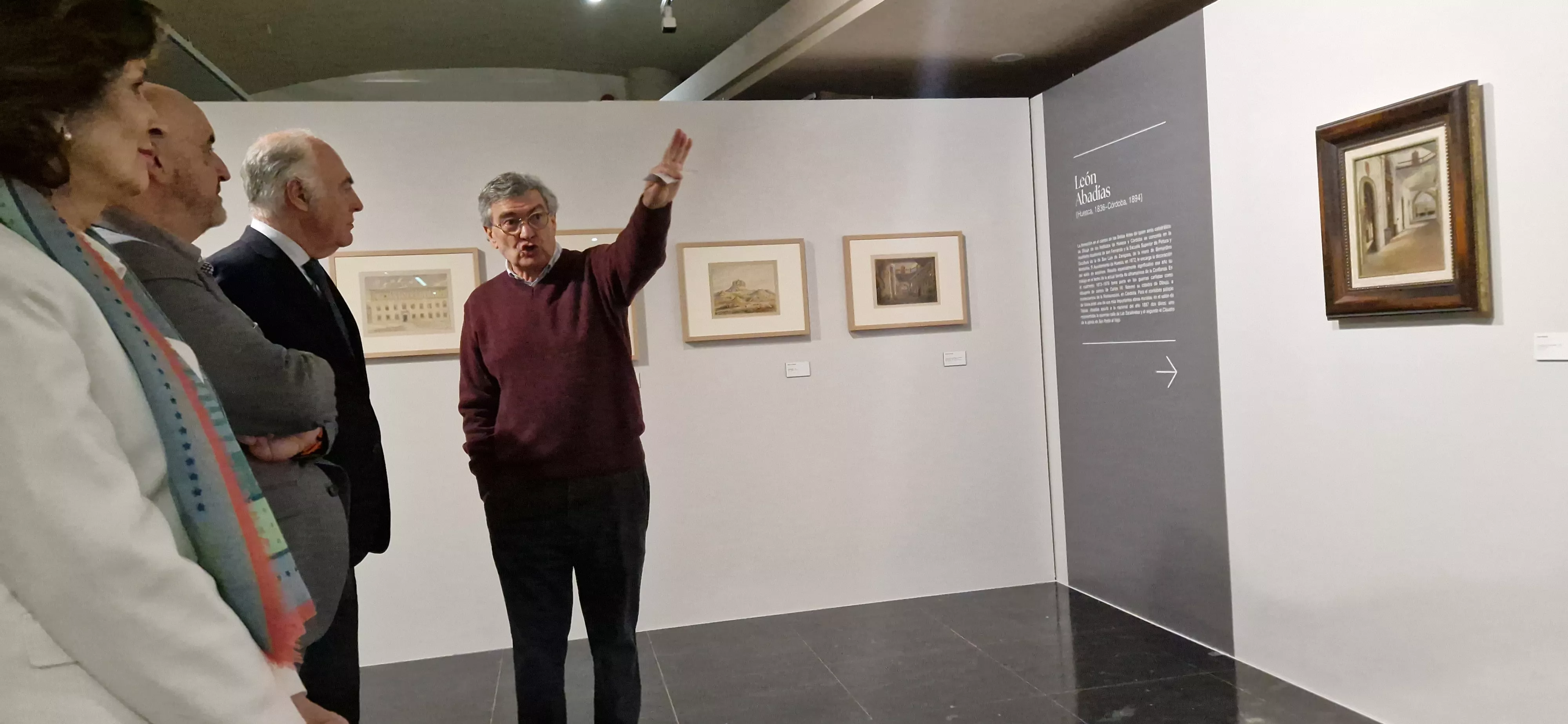 Fernando Alvira explica los pormenores de la exposición. Foto Myriam Martínez