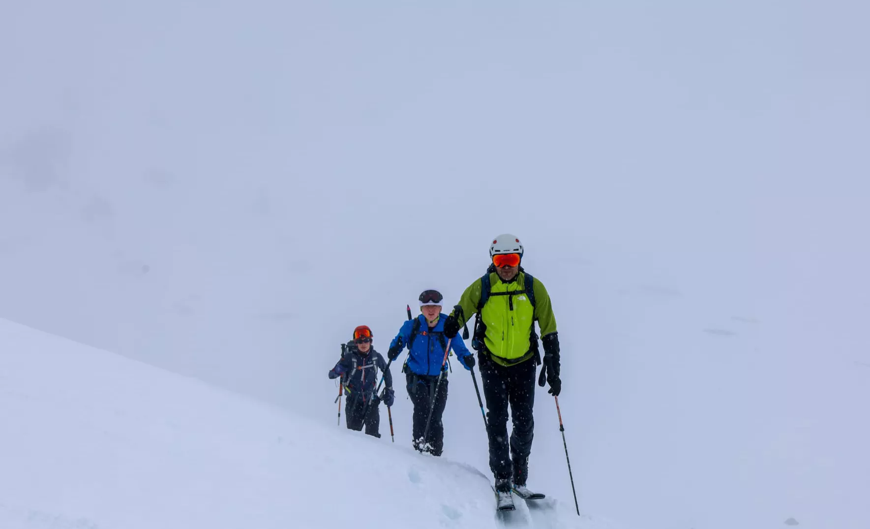 Los jóvenes tras el maestro. 