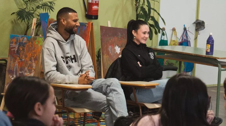 Foto de archivo de una edición de 'Tu equipo en tu clase' con Joaquín Fernández y Paz Sánchez. Foto: SD Huesca