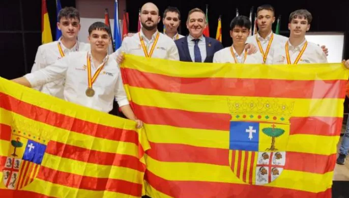 Los medallistas con el director general de FP Los medallistas con el director general de FP