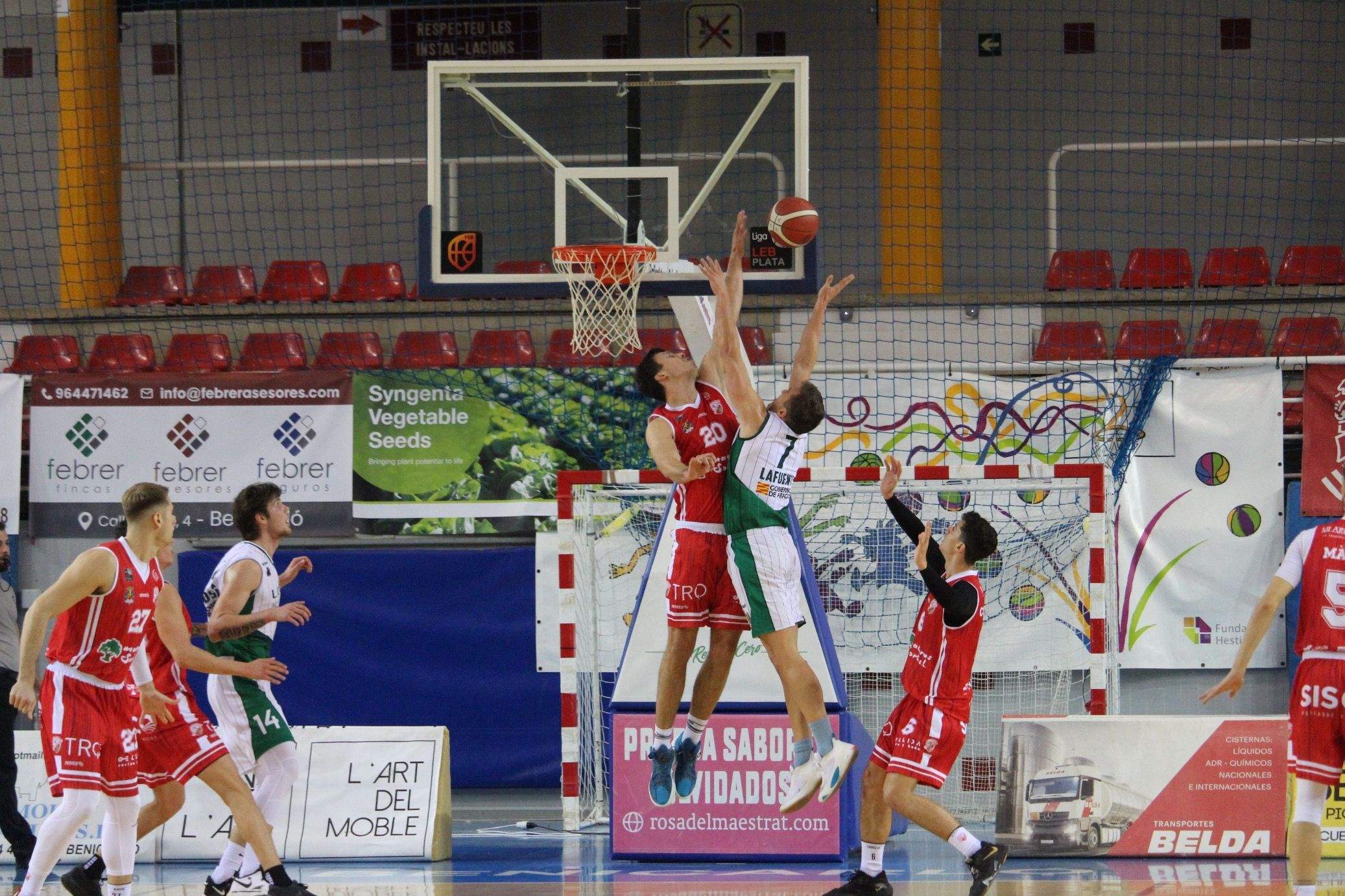 El jugador del Lobe Huesca La Magia Lafuente intenta una canasta ante la defensa de un jugador local del Benicarló.