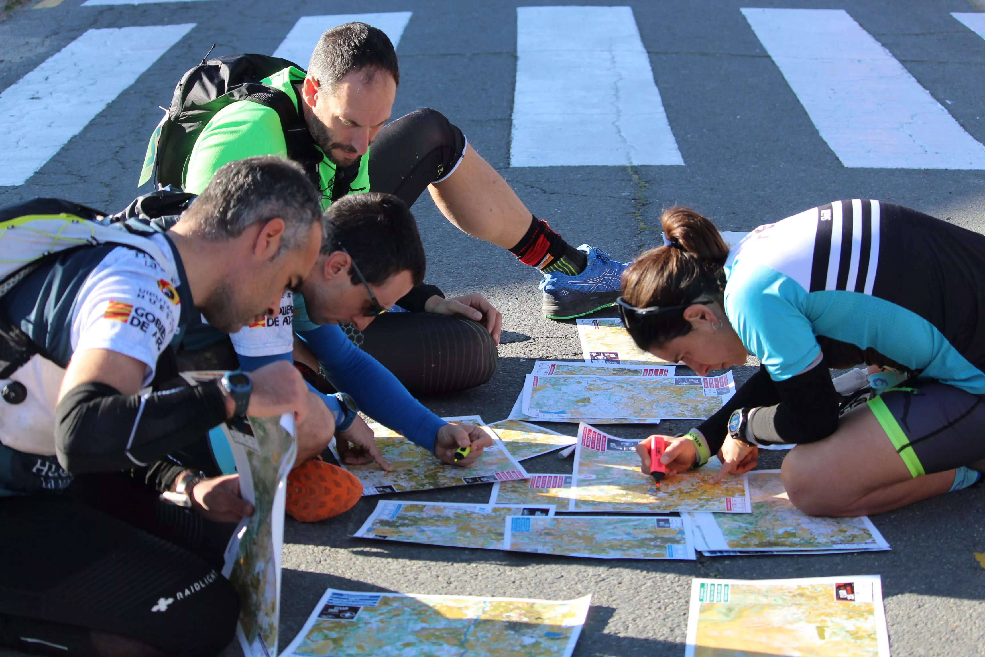 Preparando la estrategia de carrera con los mapas antes de la salida Preparando la estrategia de carrera con los mapas antes de la salida