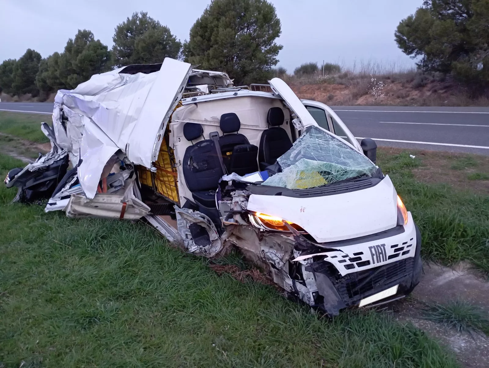 Un conductor herido leve tras una colisión por alcance en la A-23 en Almudévar