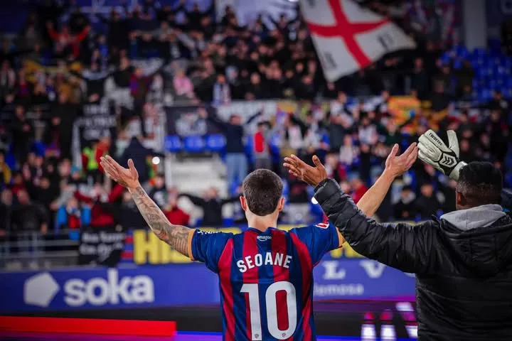 Seoane, con la afición al fondo, aplaude tras un partido en El Alcoraz. Foto: SD Huesca