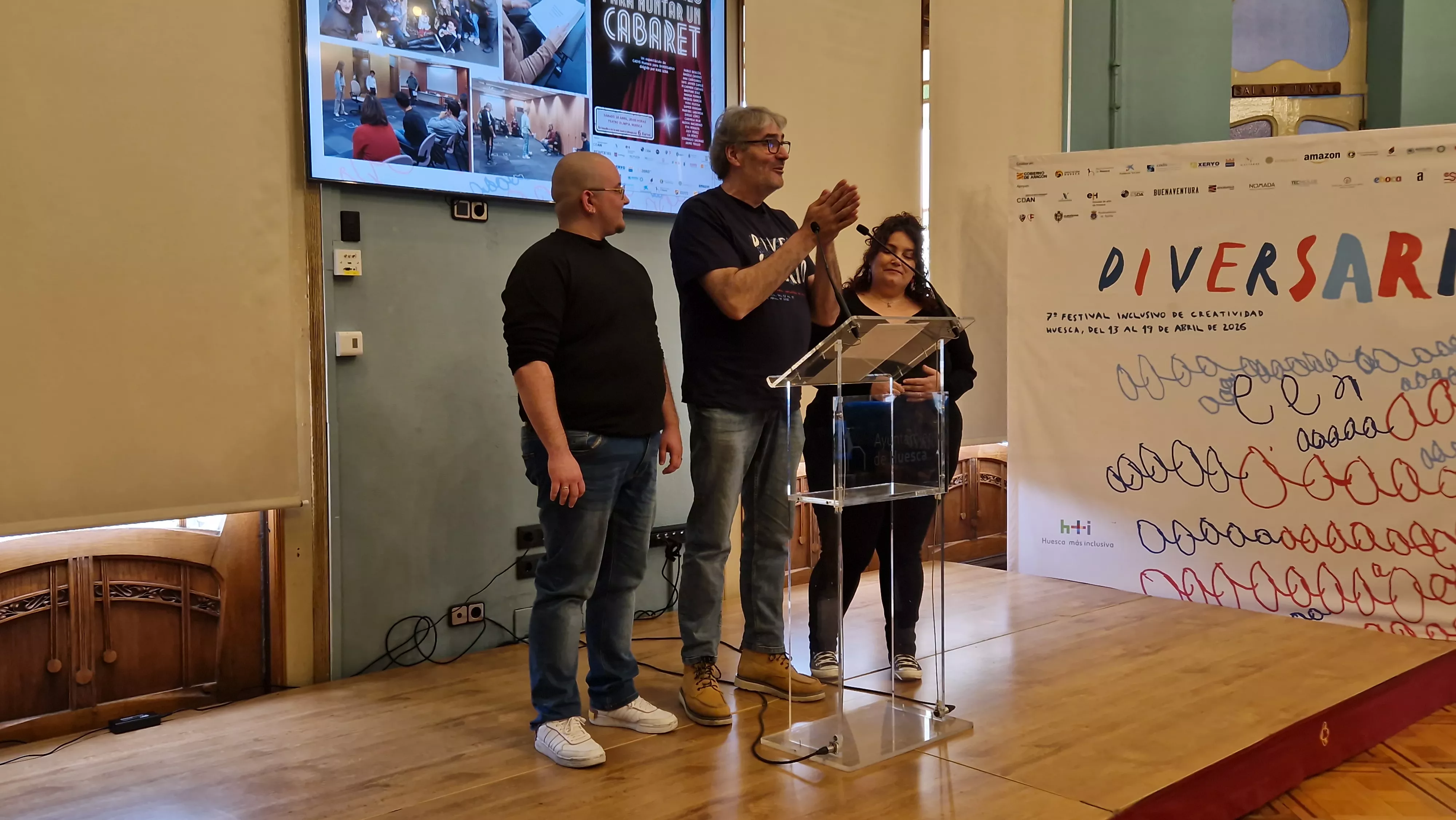 Bastián, Kike Lera y Lía. Presentación de Diversario 2026. Foto Myriam Martínez