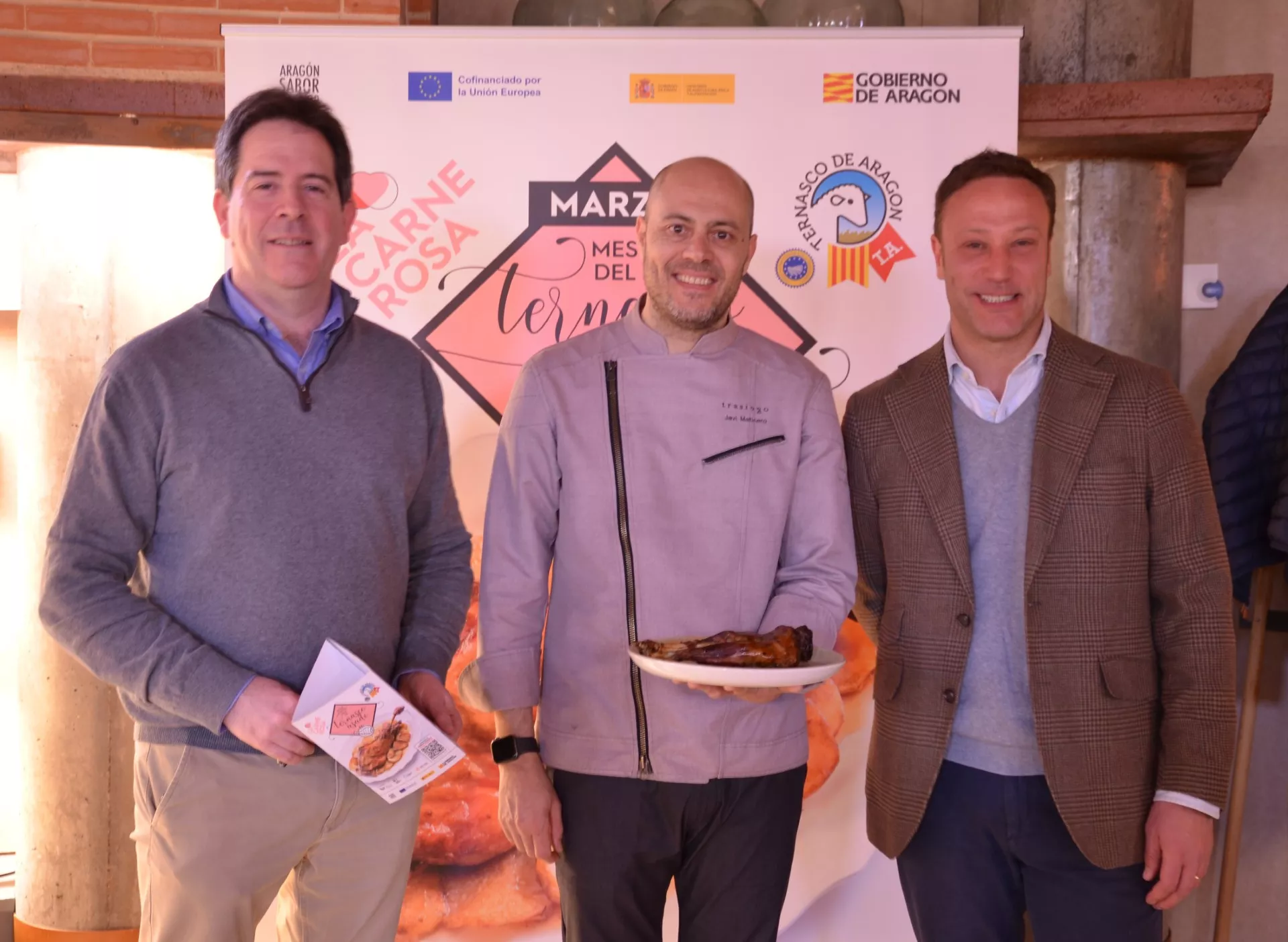 Patricio Pérez, Javier Matinero y Javier Mas en la presentación del Mes del Ternasco Asado en el Trasiego de Barbastro
