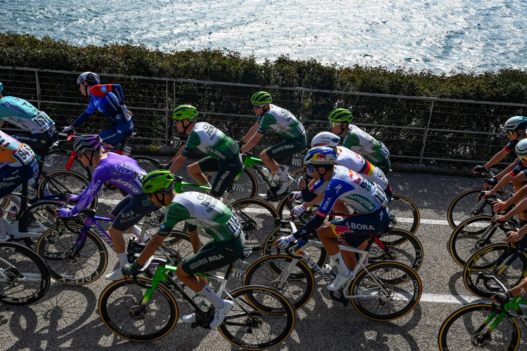 Un momento de la carrera en Italia. Foto: @SprintCycling