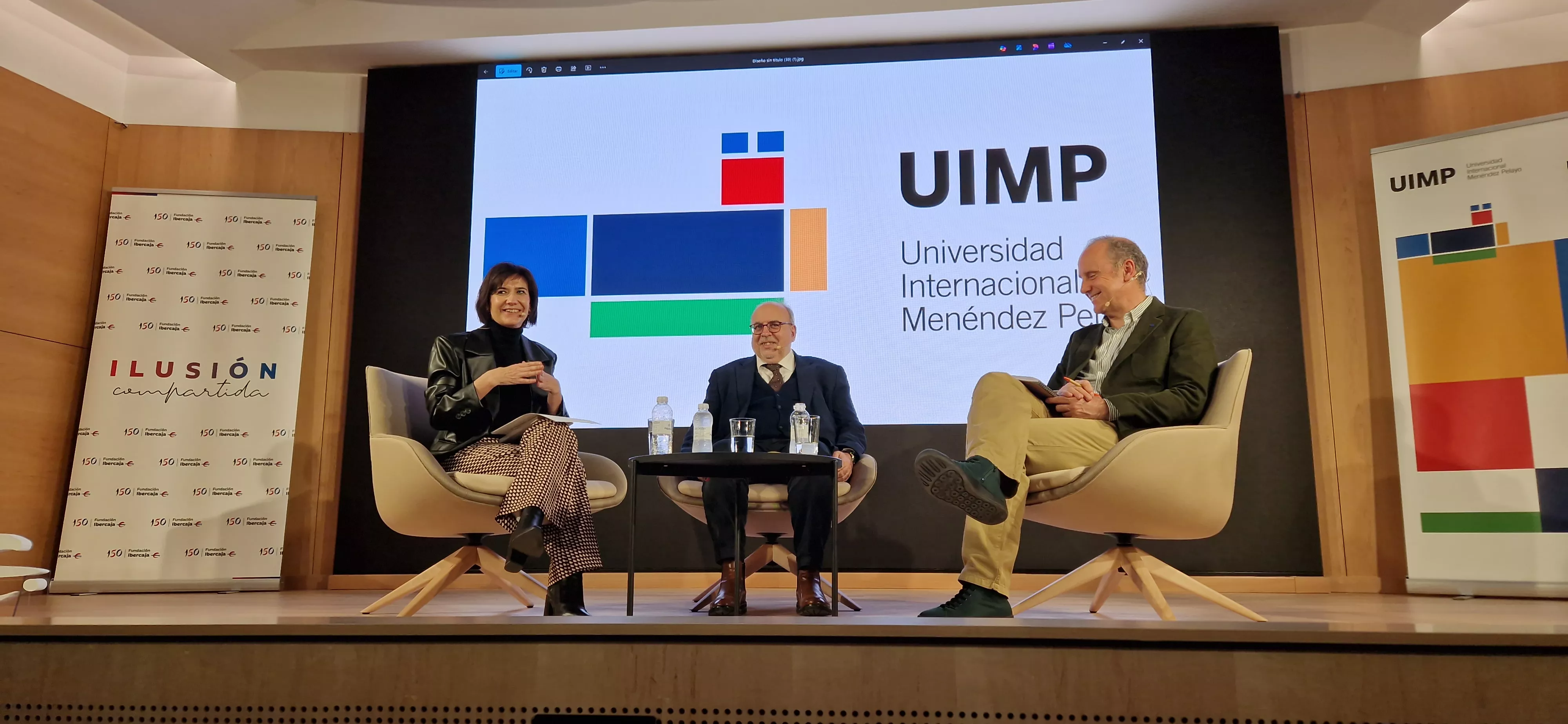 Charla de Carmen Lumbierres, Enric Juliana y Santiago Fernández. Foto Myriam Martínez